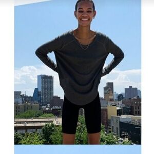 Aritzia TNA Shirt Women's Size M Gray Asymmetrical Hiking Running